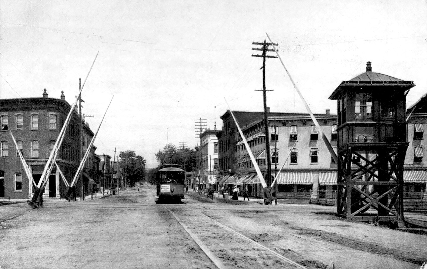Broadway railroad crossing, Kingston, NY, 1909 Broadway railroad crossing, Kingston, NY, 1909