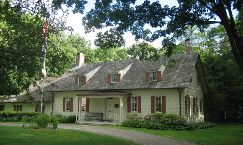 Madam_brett_homestead_beacon_2006